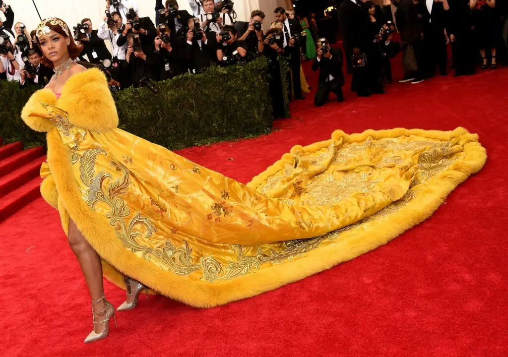 Rihanna con un vestido de Rei Kawakubo